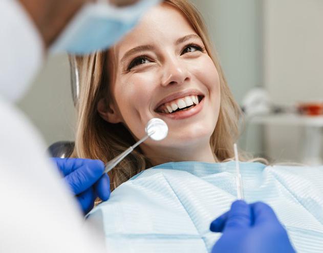 Patient smiles at dentist?